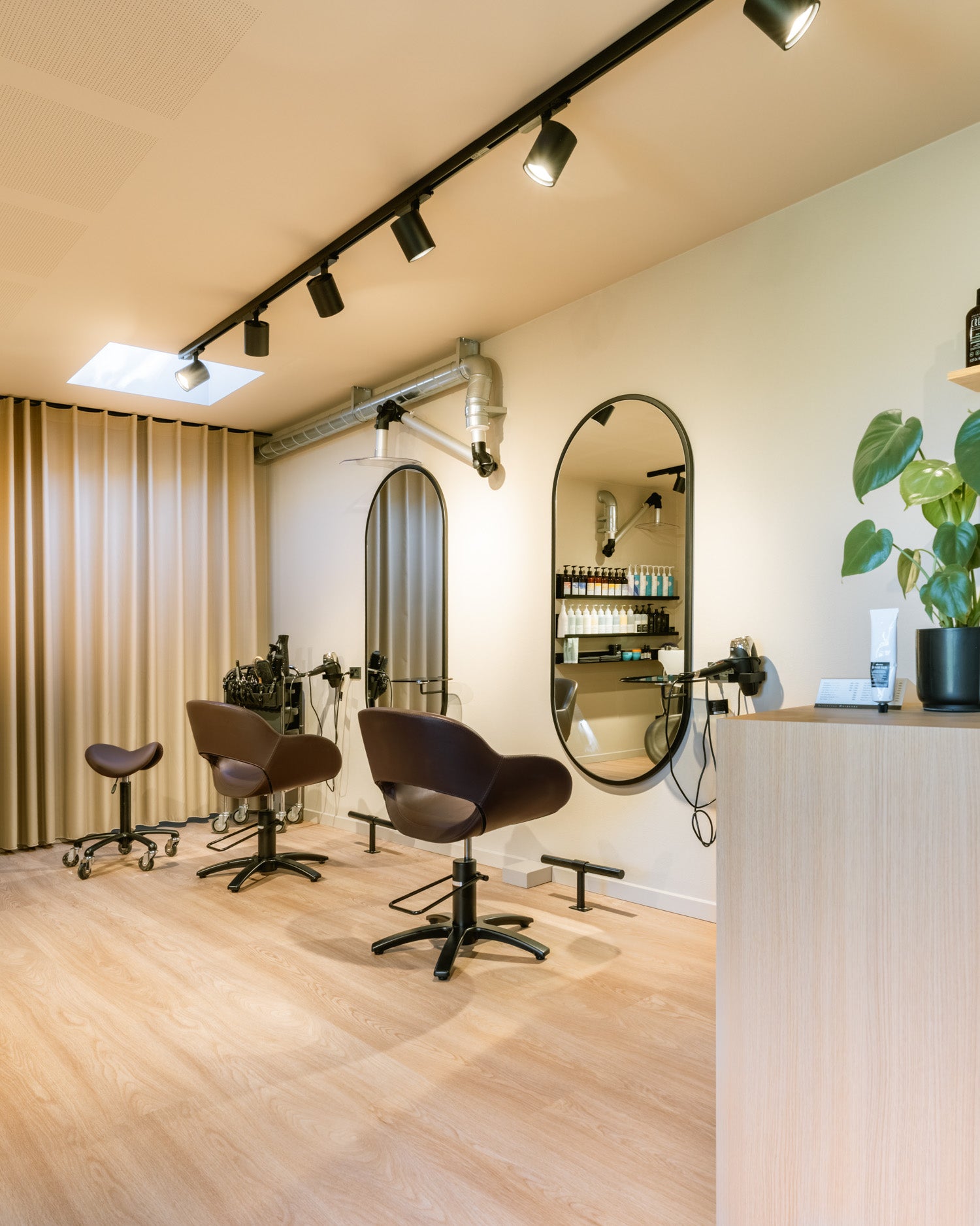 Onyx oval- Salonspejl- Sort glashylde fra Comfortel, ovalt spejl med svævende glashylde i røgfarvet glas